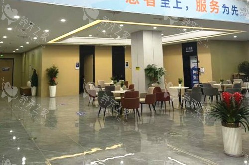 漳州中诺口腔候诊区 漳州中诺口腔候诊区