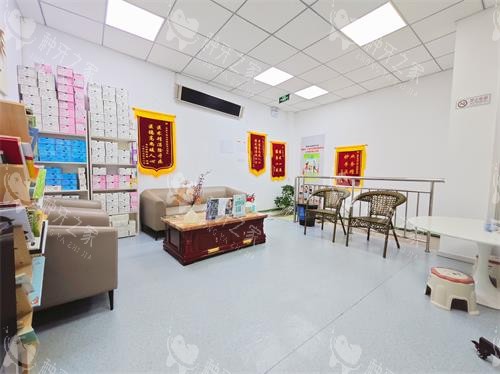 北京恩贝口腔二层候诊区