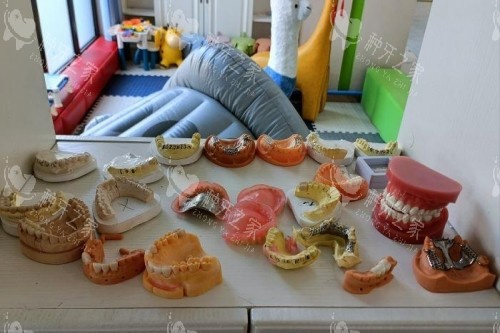 长春爱馨口腔假牙展示台