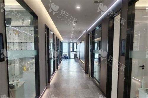 青岛优诺口腔市北总院诊疗区走廊