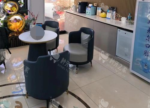 威海斯麦尔口腔大厅休息区环境