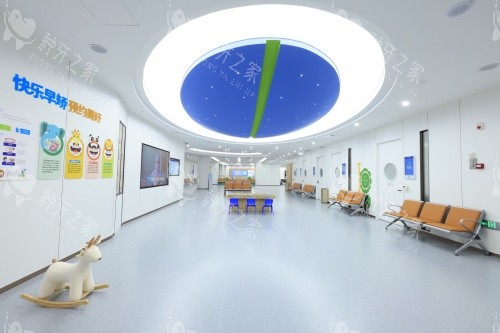 成都新桥口腔总院内部大厅导医台