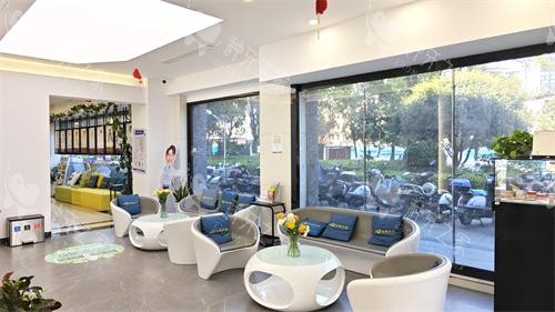 昆明长鹏口腔（香樟店）大厅休息区