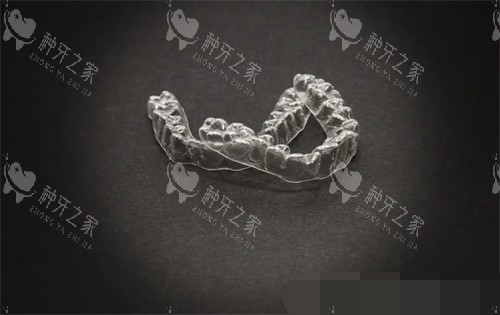 牙齿矫正透明保持器实物图 牙齿矫正透明保持器实物图