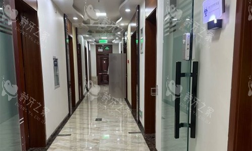 北京冠美口腔走廊展示图